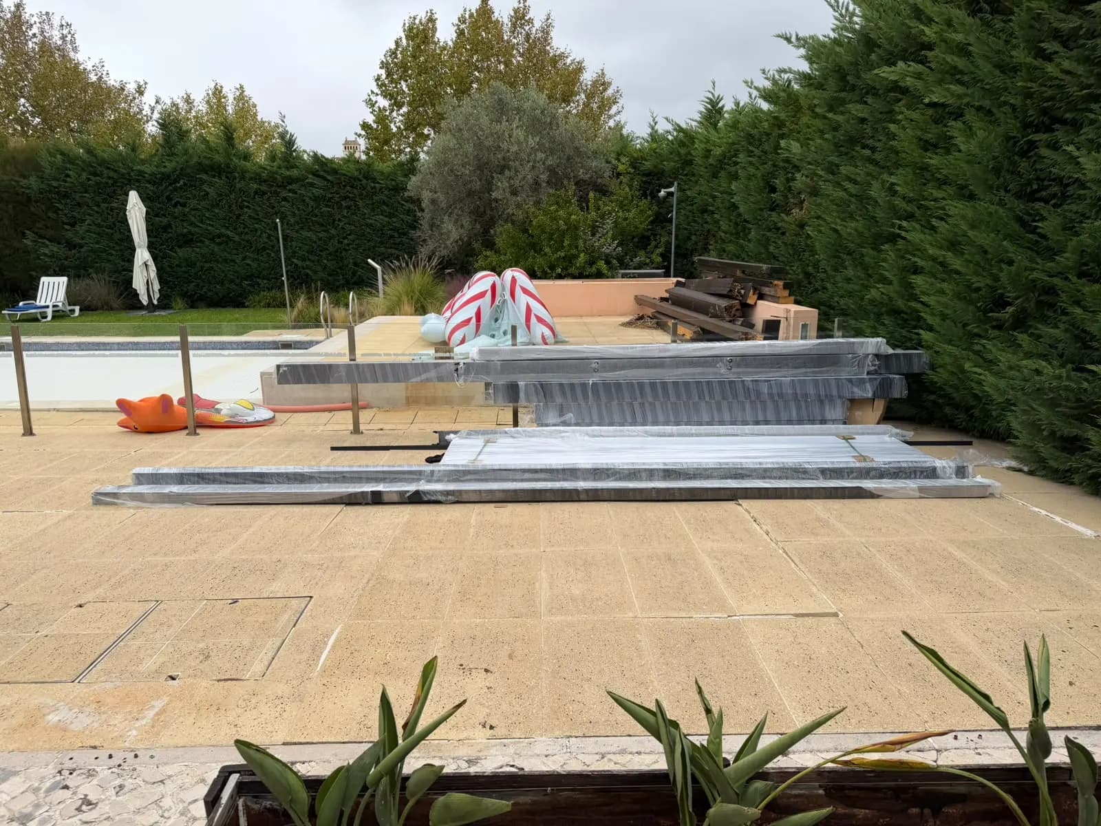 Profiles for the new pergola delivered on site