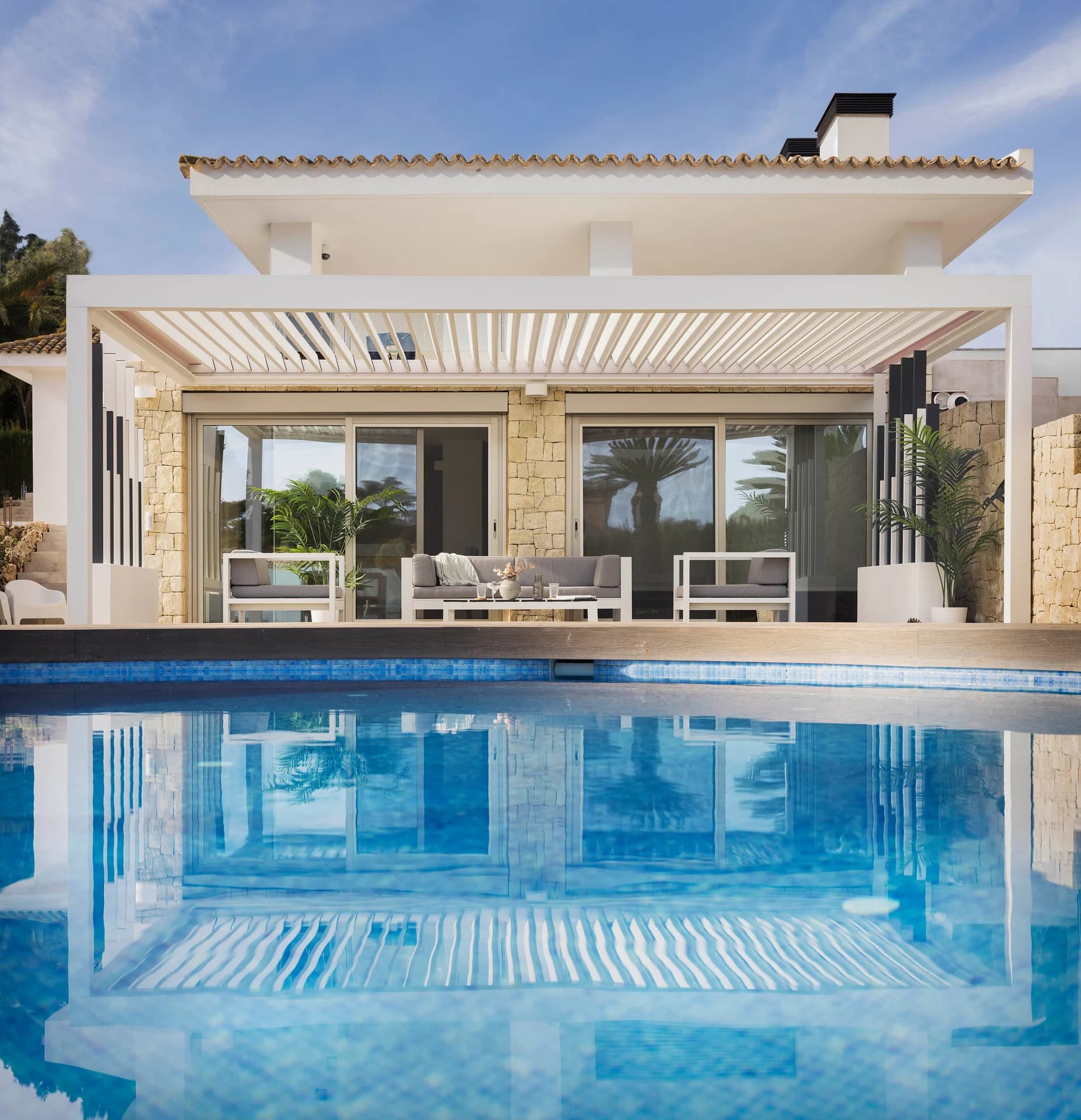 Example of an aluminium pergola on a terrace beside a swimming pool