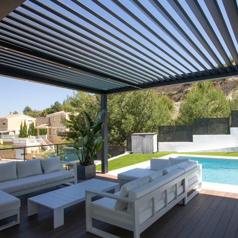 Zona de estar sob a Altea, com as lâminas abertas
