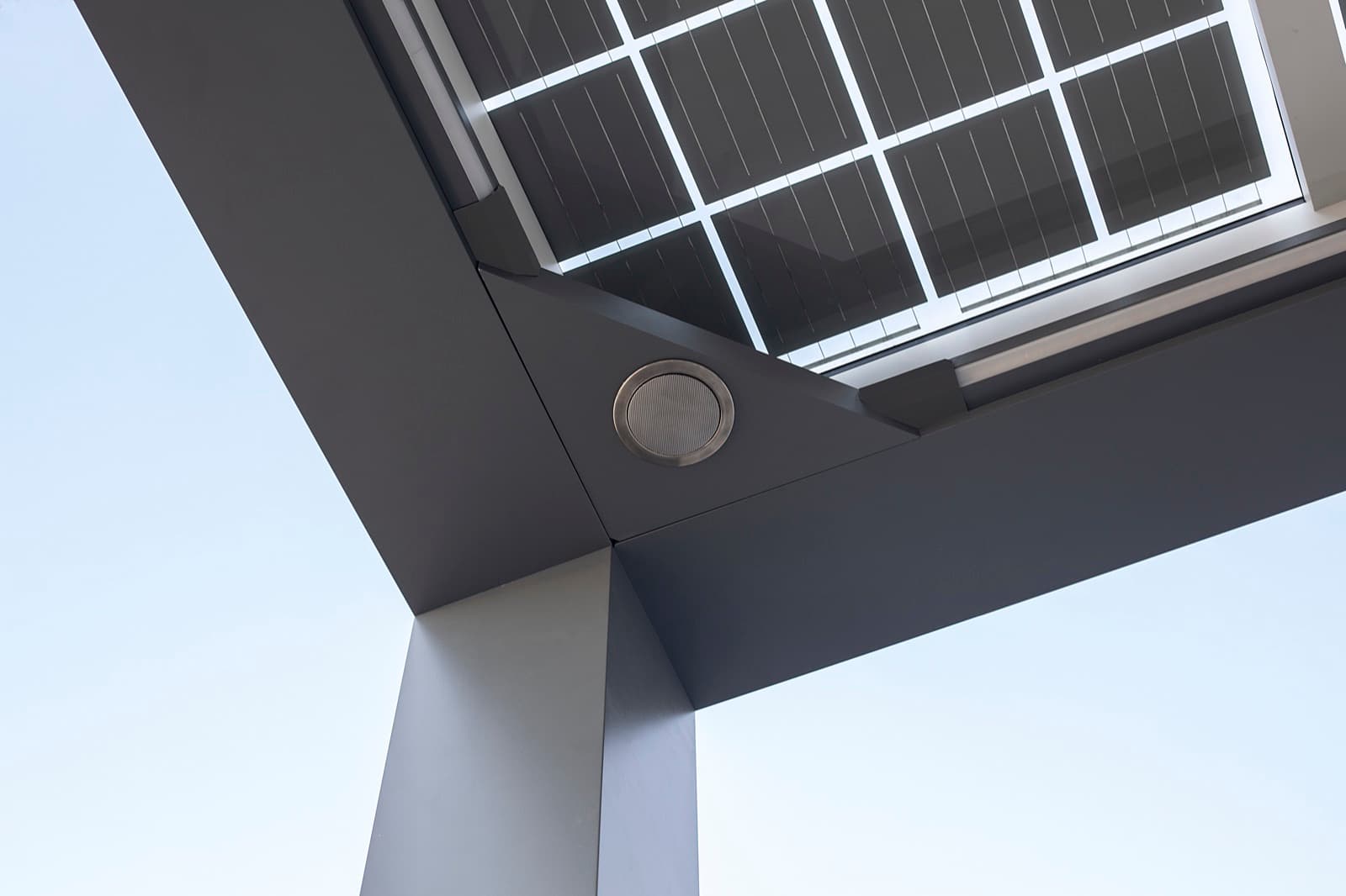 Coluna de som embutida no canto da viga de uma pérgola