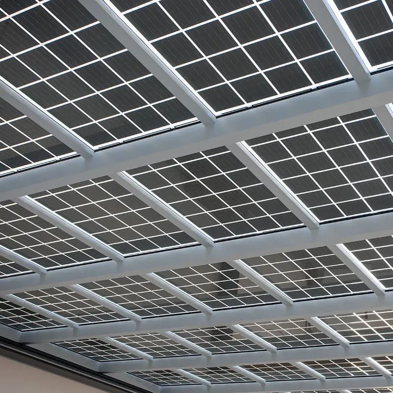 Painéis fotovoltaicos da Ibiza vistos de baixo