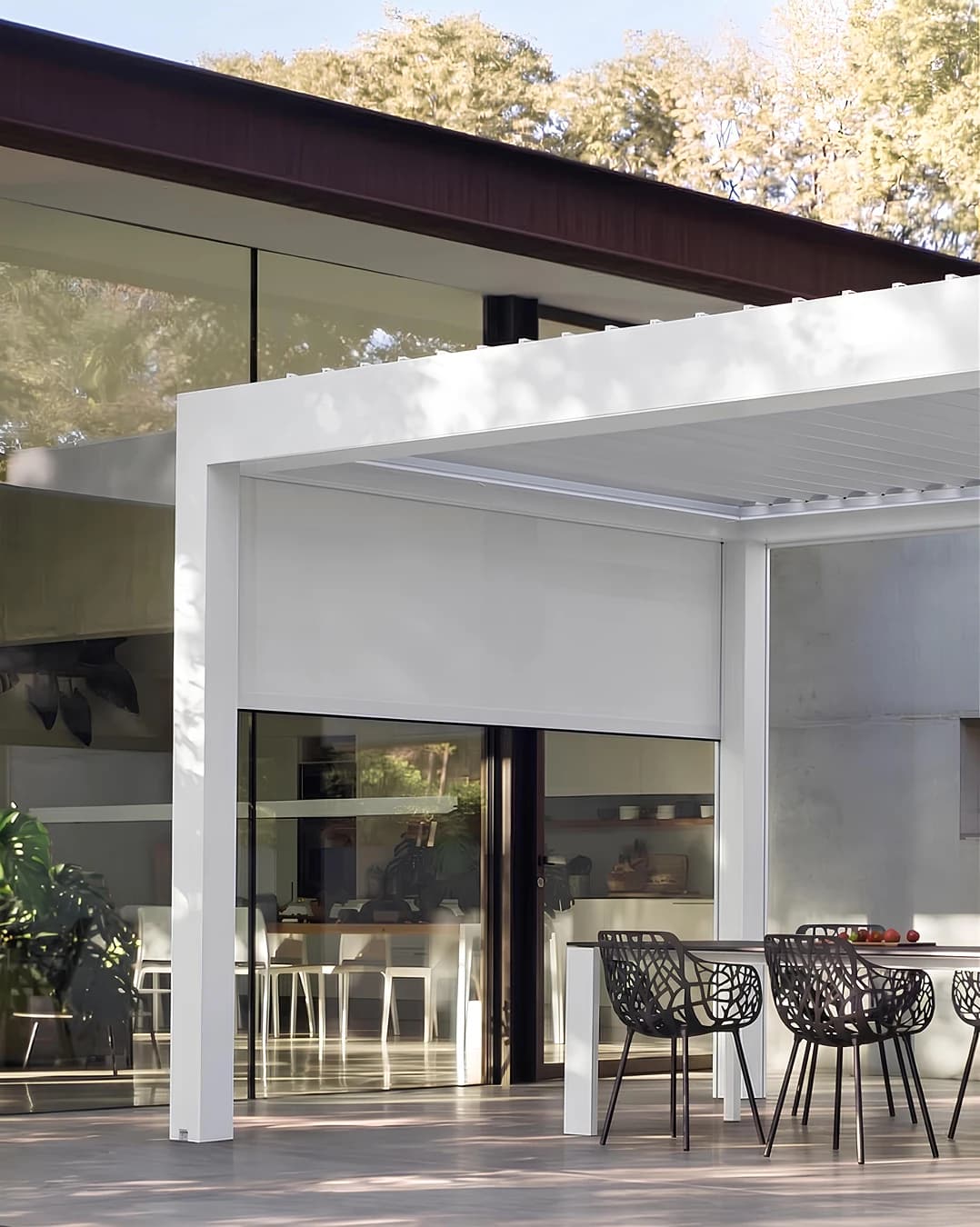 Pérgola com estore de sistema ZIP descido sobre a esplanada