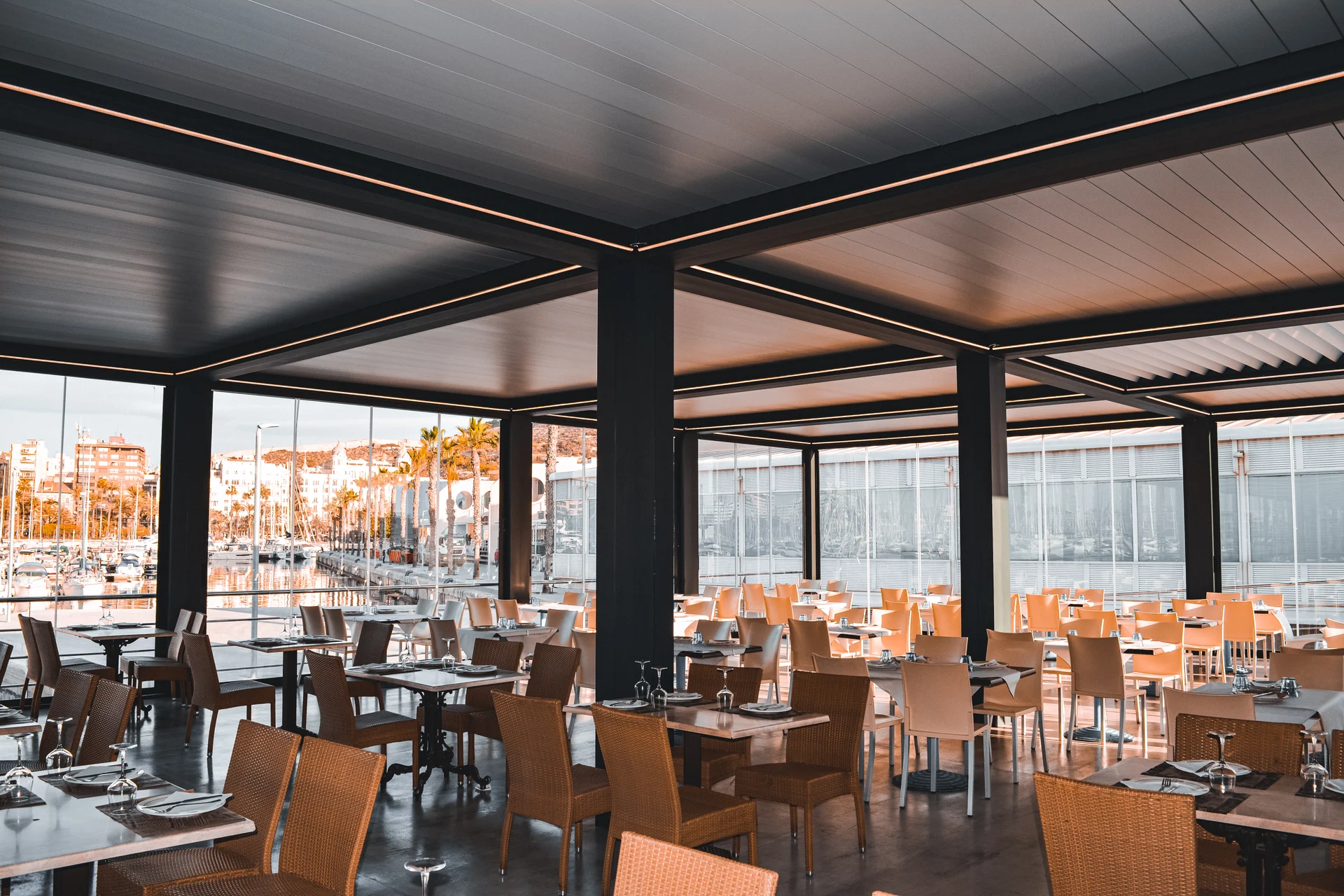Example of a restaurant terrace with pergolas, adjustable louvres and perimeter lighting
